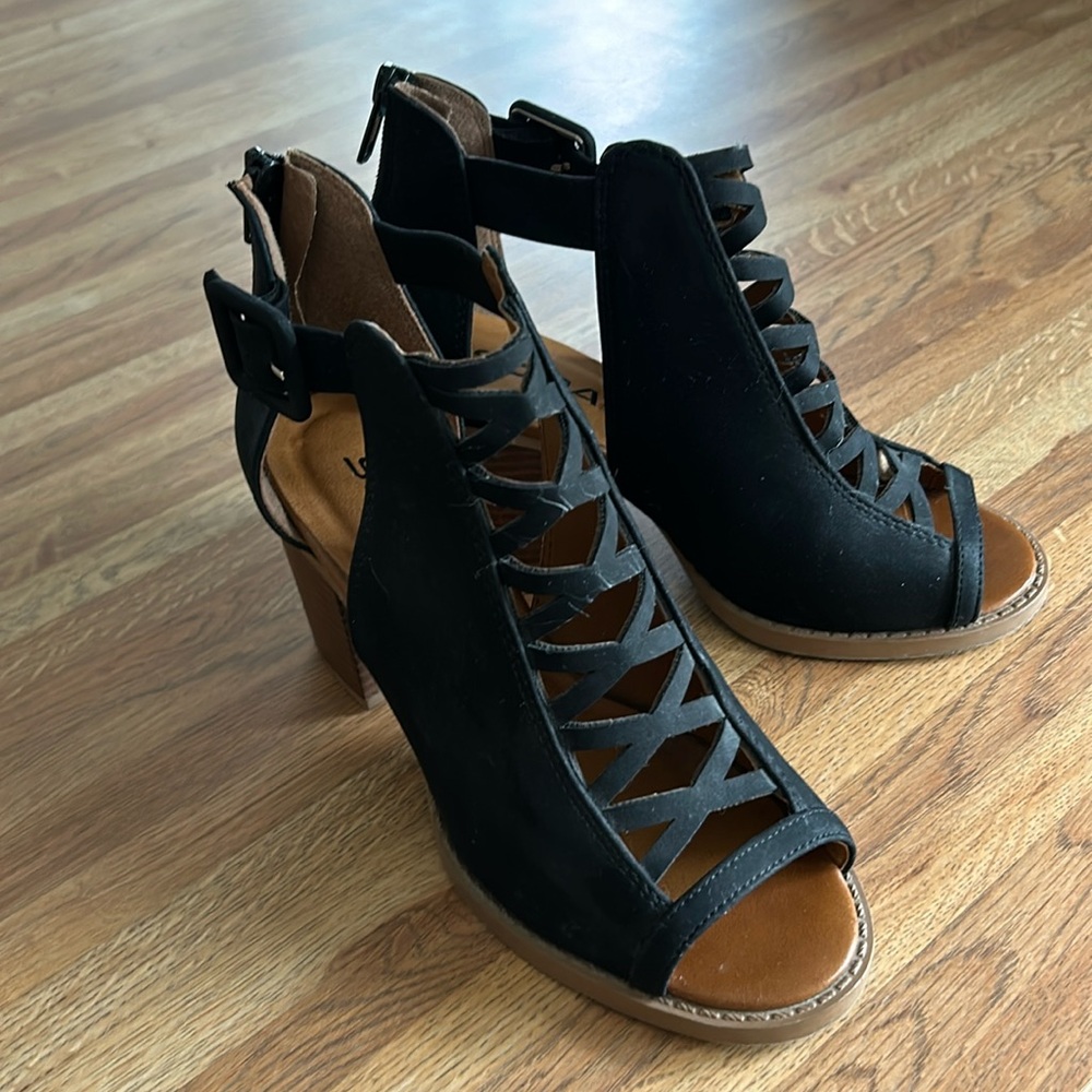 Soda black heel sandals Size 5 1/2 in excellent condition